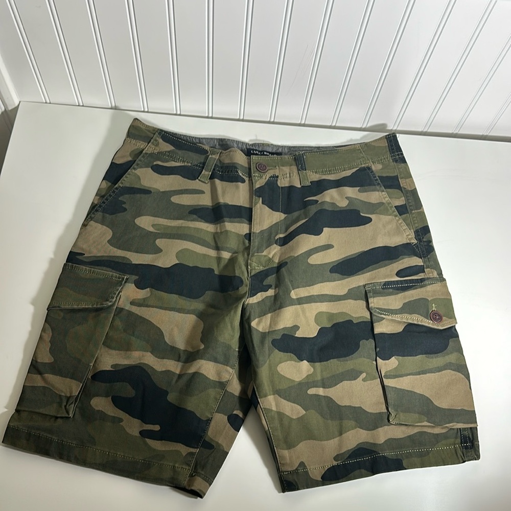 Men’s camo cargo shorts size 33 waist